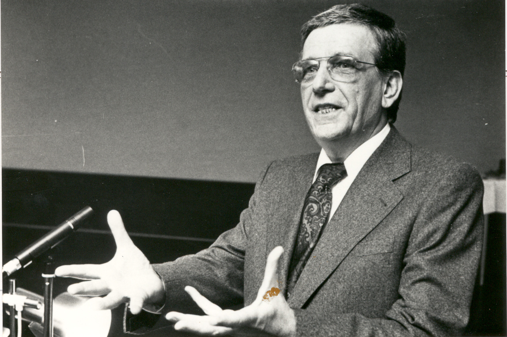 Wilhelm Ernst Barkhoff spricht an einem Pult