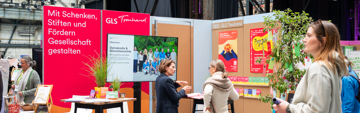 Bild vom Messestand der GLS Treuhand bei der Nachhaltigkeitsmesse der GLS Bank im Jahr 2024