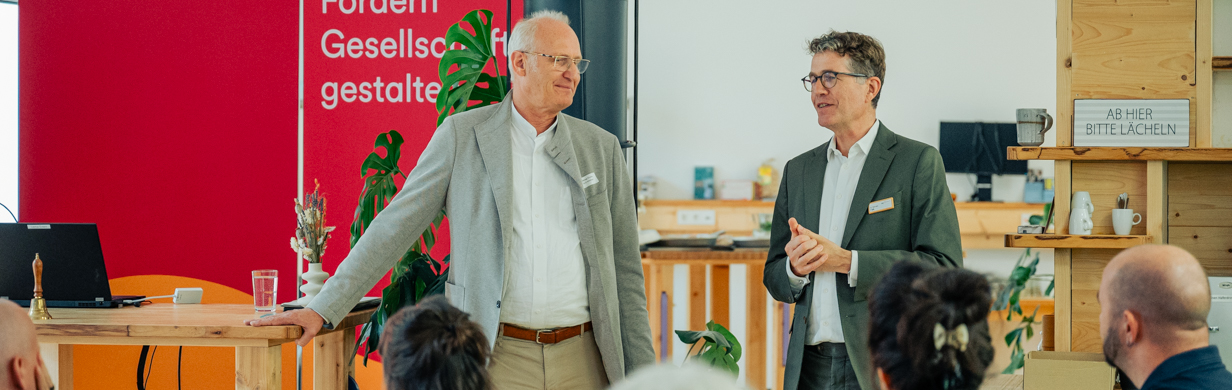 Mitarbeitende der GLS Treuhand im Gespräch