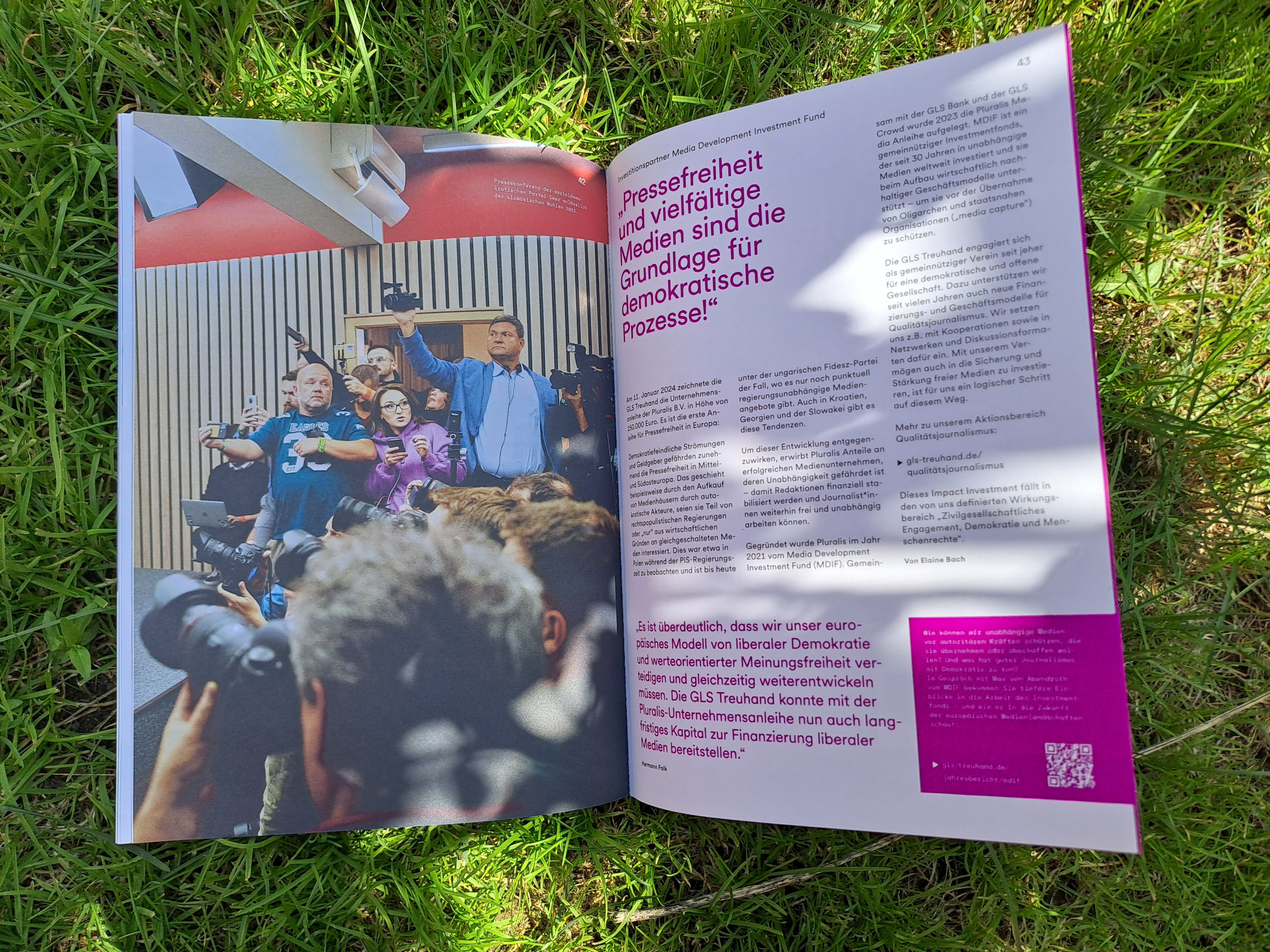Unser Jahresbericht-Magazin liegt aufgeschlagen auf einer Wiese