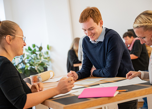 Mitarbeitende der GLS Treuhand im Gespräch 