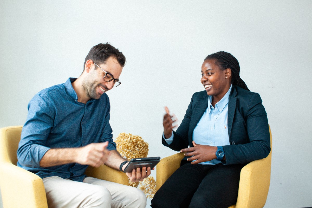 Ein Integrationsexperte von socialbee im Gespräch mit einer Absolventin eines Qualifizierungsprogramms