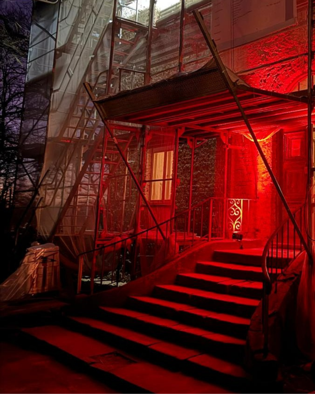 Der Eingang zum Kino, rot erleuchtet.