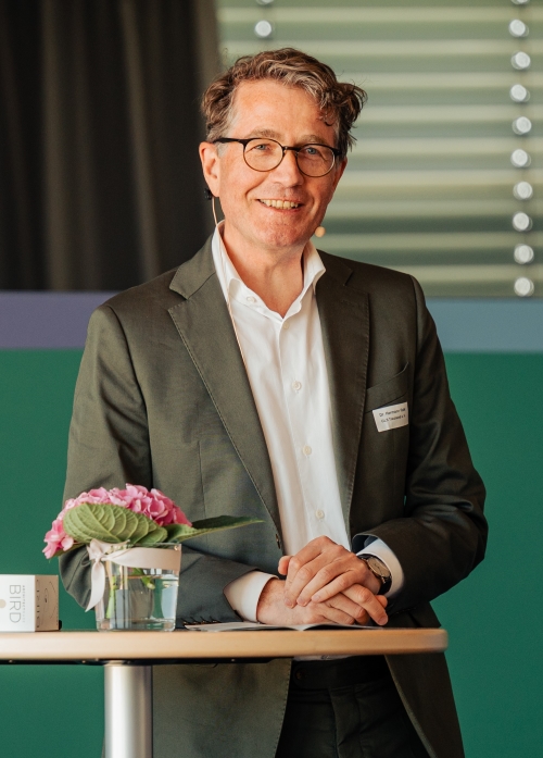 Hermann Falk, Vorstandsmitglied der GLS Treuhand, während seiner Rede beim Jubiläum, lächelnd