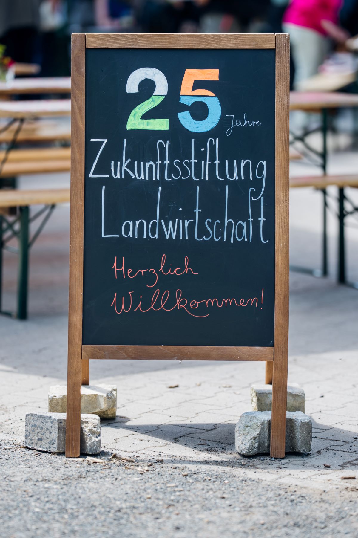 Auf einer Tafel steht 25 Jahre Zukunftsstiftung Landwirtschaft