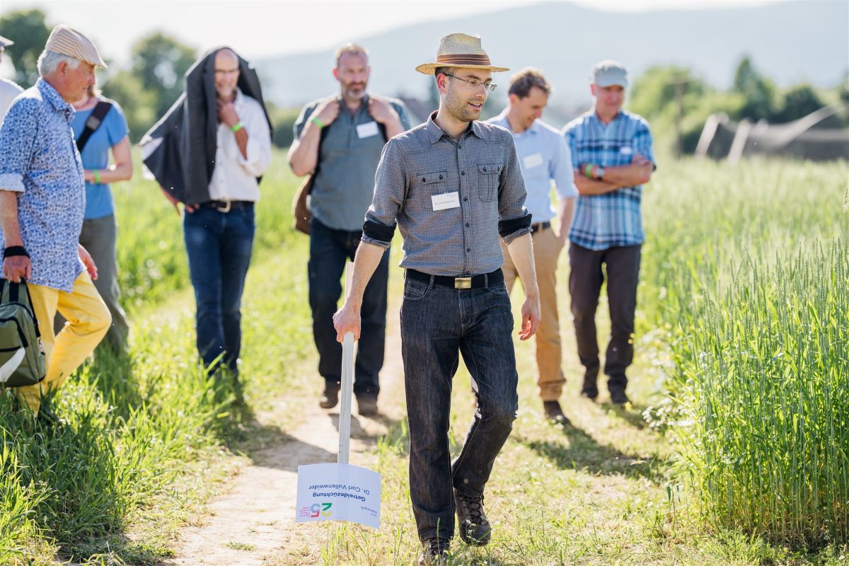 Eine Gruppe steht auf einem Feld