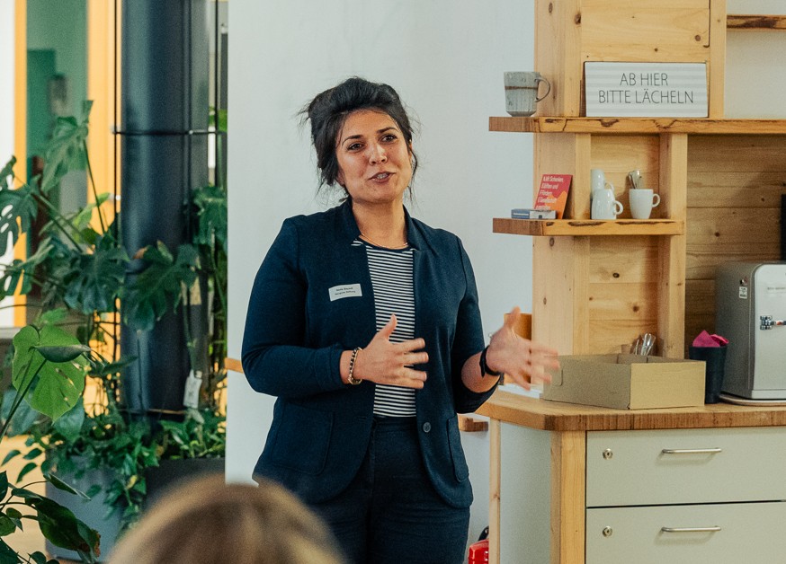 Neda Seyedi bei der Mitgliederversammlung der GLS Treuhand am 27. Juni 2025