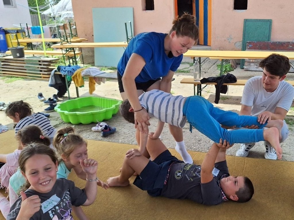 Zwei Jungs üben Akrobatik