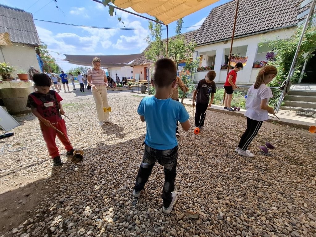 Mehrere Kinder üben Diabolo