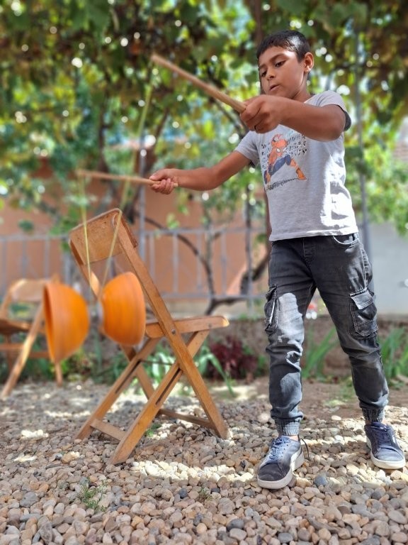 Ein Junge spielt mit einem Diabolo