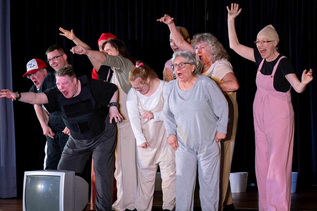 Schauspieler*innen auf der Bühne des Kukuc e.V.