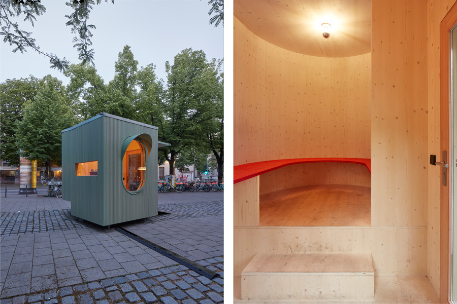 Links ein mintgrüner Holzpavillon mit rundem Fenster in der Abenddämmerung unter Bäumen; rechts der holzverkleidete Innenraum mit einer roten Sitznische.