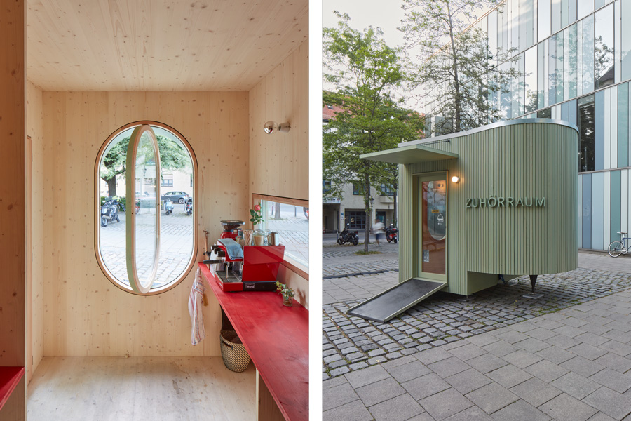 Links der Innenraum mit großem ovalem Fenster und einer roten Theke; rechts der mintgrüne Zuhörraum-Pavillon neben einer verglasten Gebäudefassade.