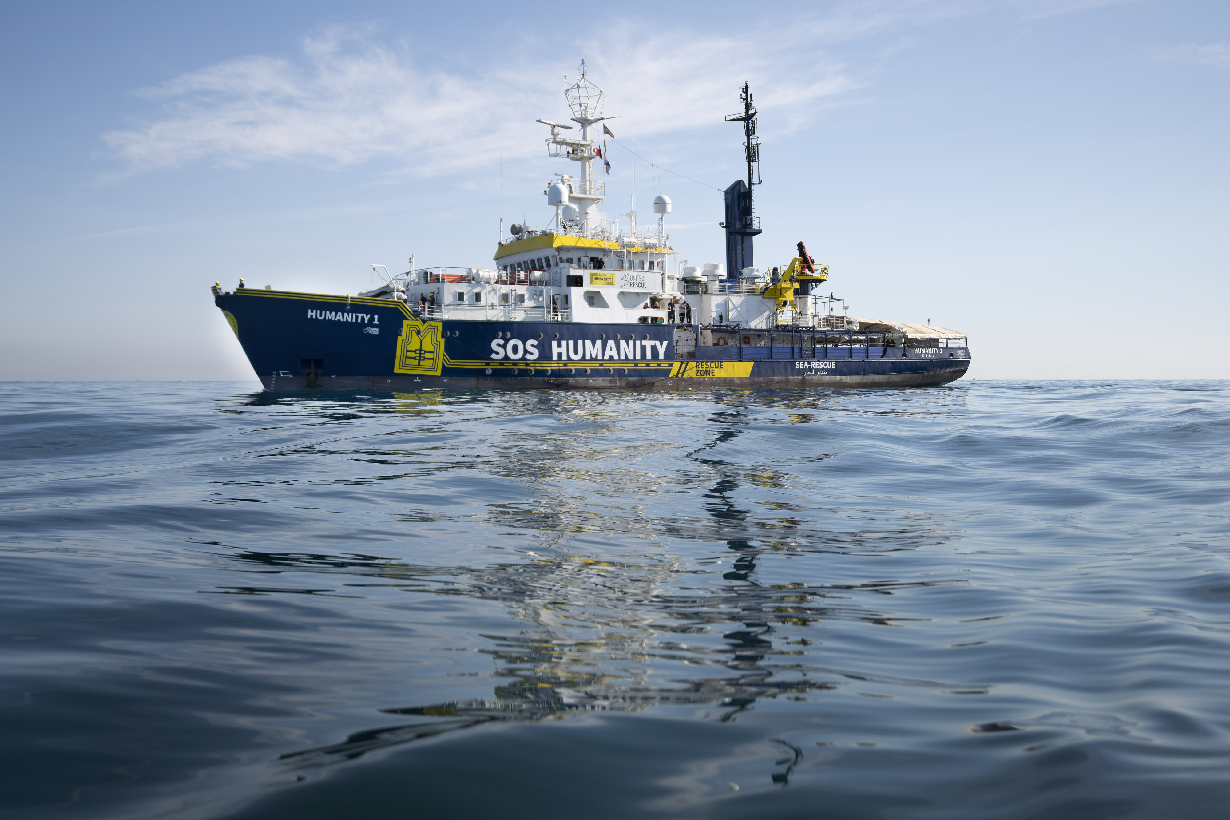 Bild des Rettungsschiffs Humanity 1 auf See