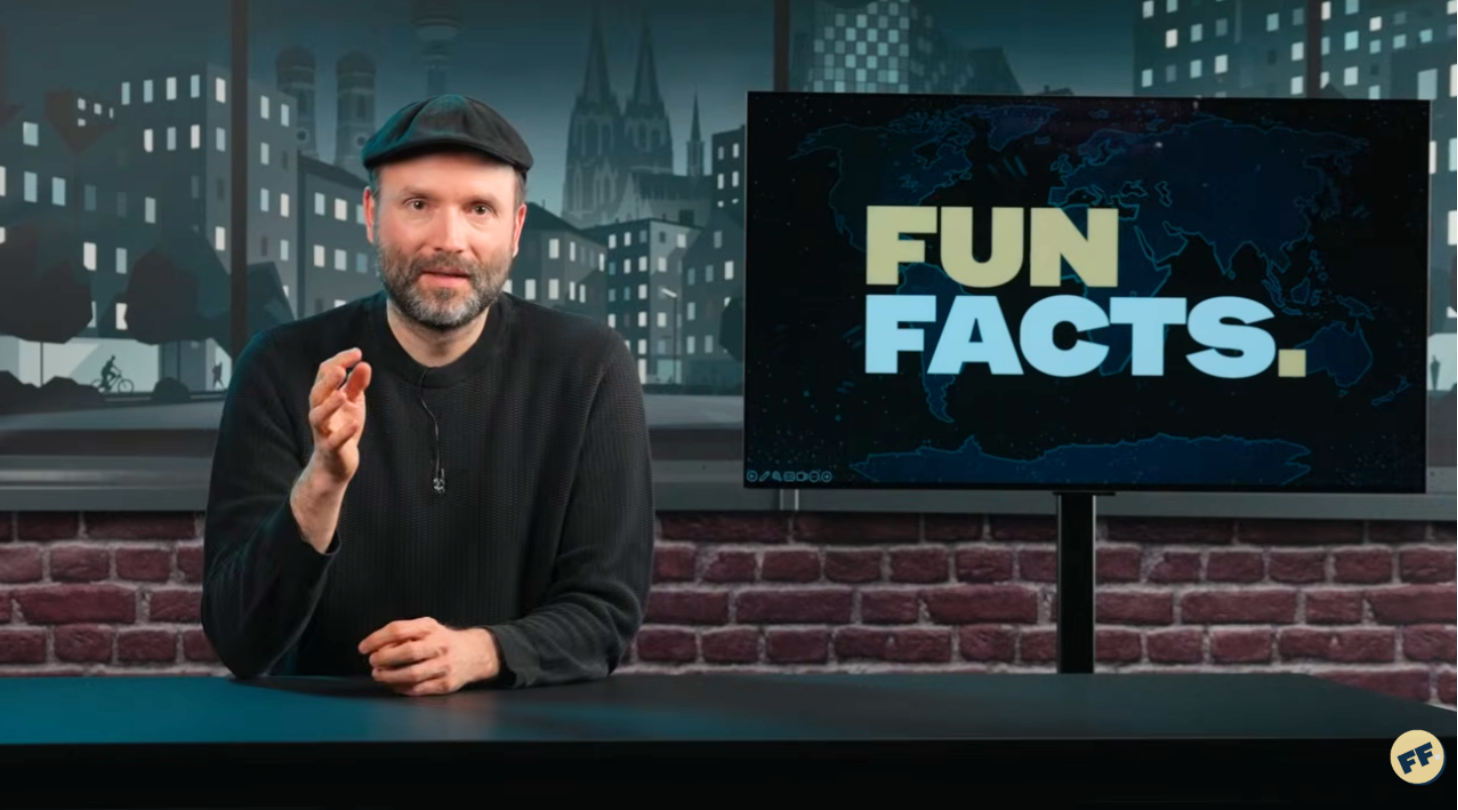 Host Marc-Uwe Kling moderiert eine Ausgabe von Fun Facts. Auf dem Bilrschirm neben ihm steht groß FUN FACTS