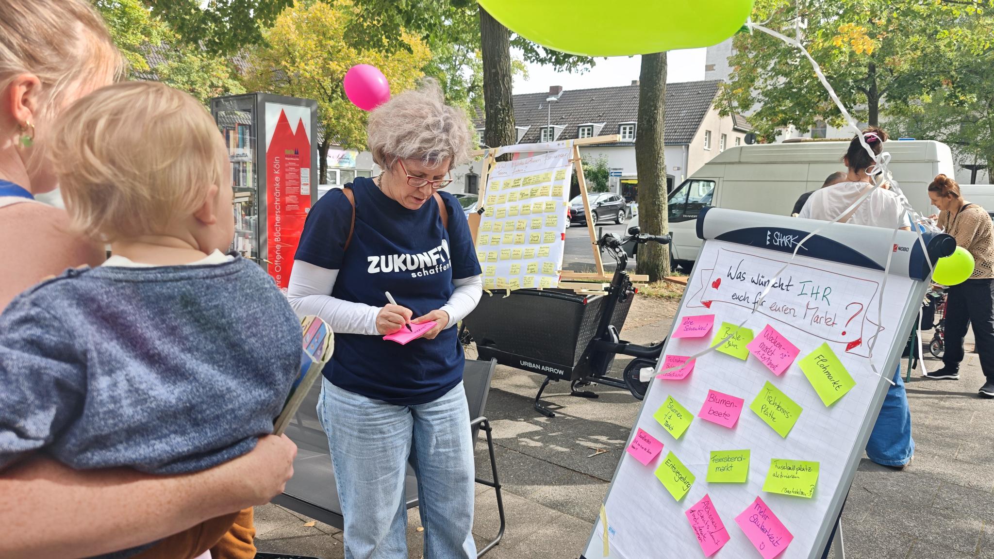 Eine Frau schreibt etwas auf ein buntes Post-it