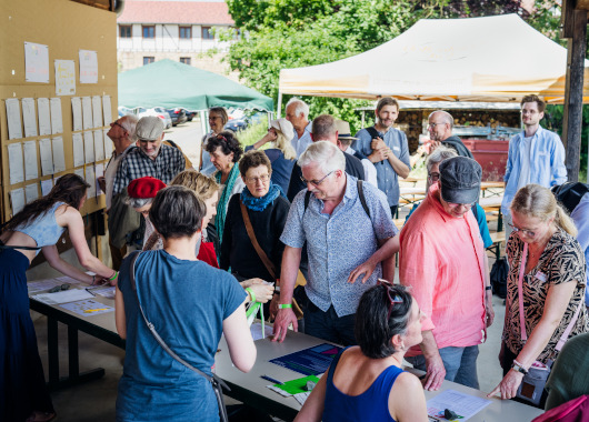 Gäste melden sich bei der Jubiläumsfeier an.