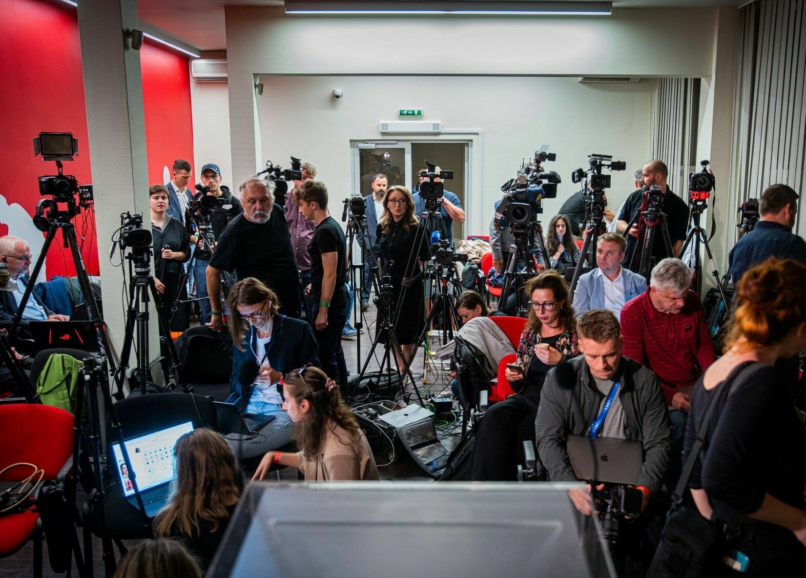 Journalist*innen während einer Pressekonferenz