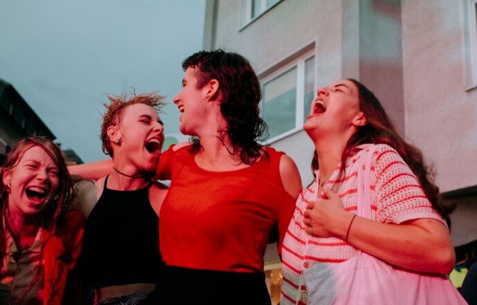 Vier junge Menschen feiern ausgelassen beim Wiesenviertelfest in Witten