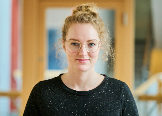 Portrait von Elaine Bach
