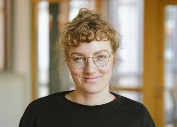 Portrait von Elaine Bach
