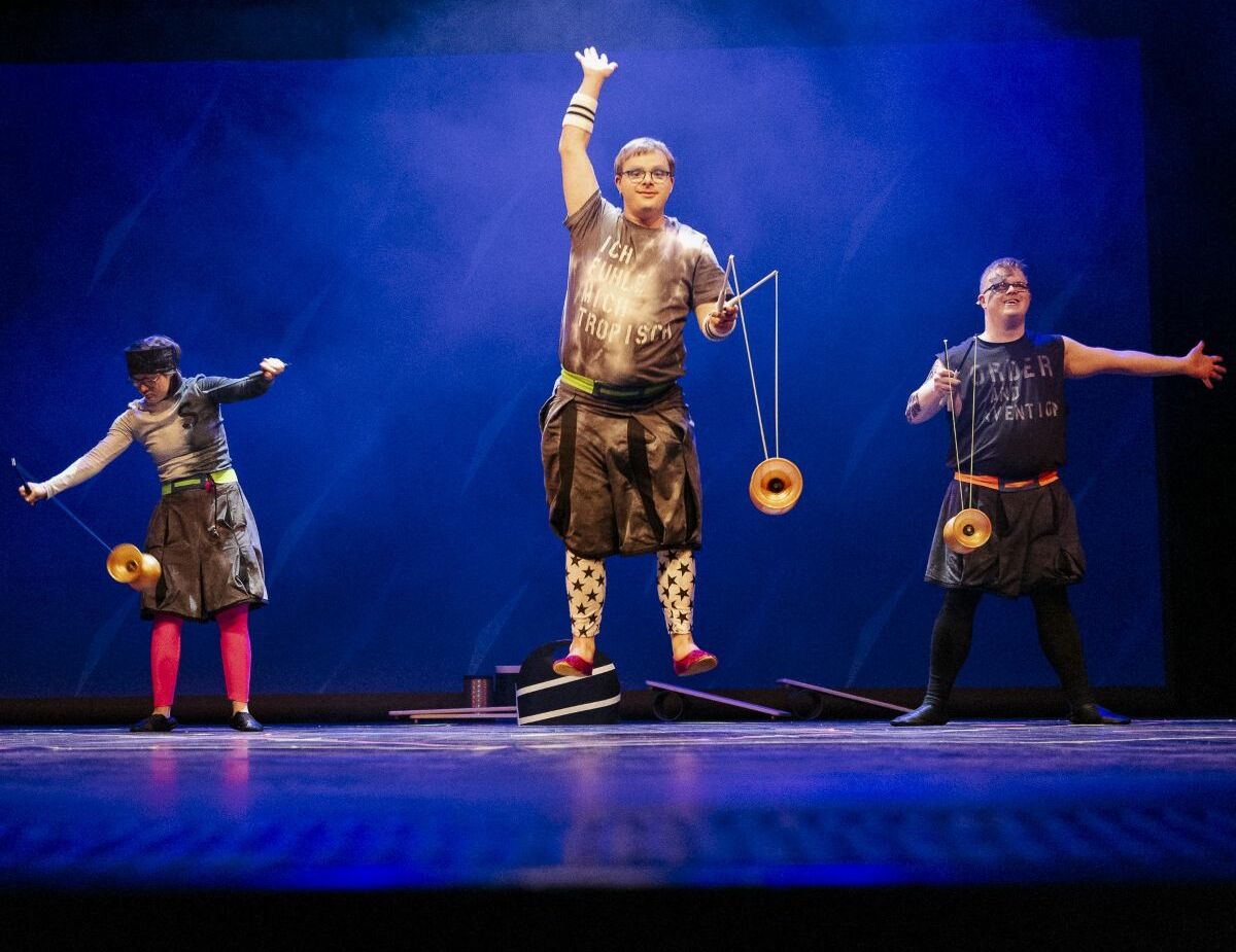 Artist*innen mit Diabolos während einer Aufführung des Circus Sonnenstich 