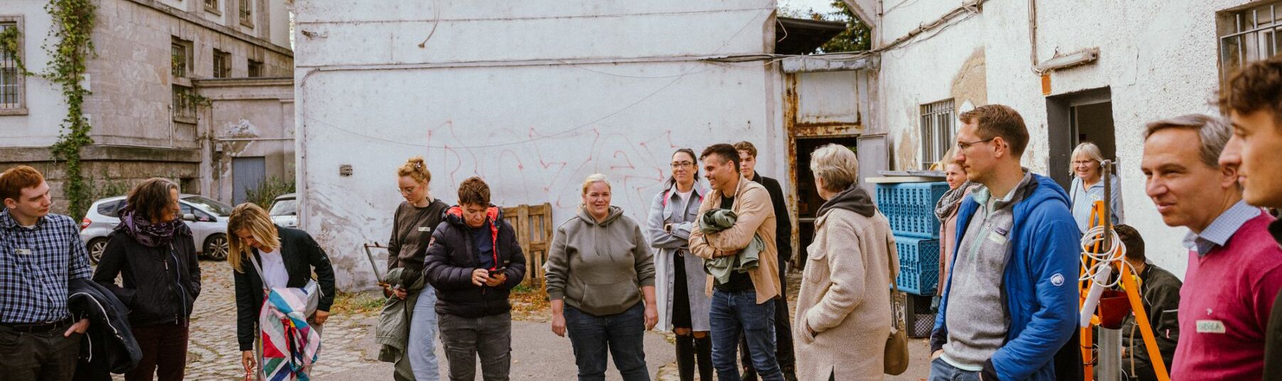 Mitarbeitende der Neuguss gruppe während des Besuchs bei der S27 in Berlin